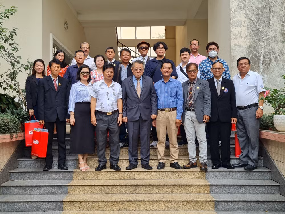 Đoàn đại biểu Hội Nhà báo tỉnh Chiang Mai (Thái Lan) chụp ảnh lưu niệm với Báo Cần Thơ.