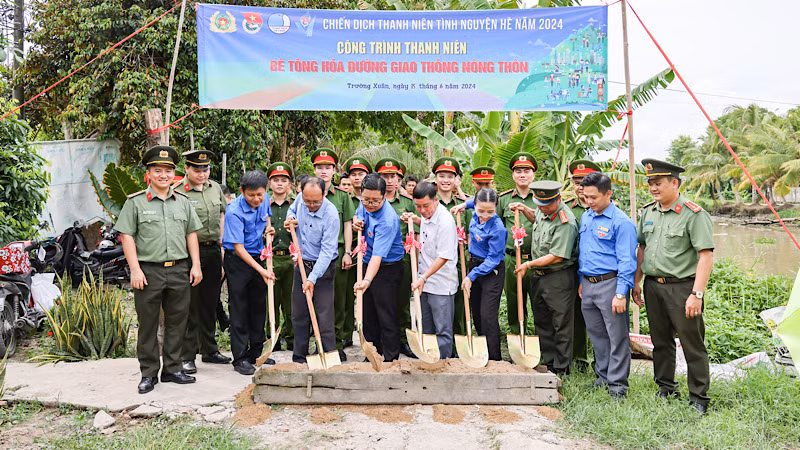 Khởi công làm đường giao thông nông thôn ở xã Trường Xuân, huyện Thới Lai.