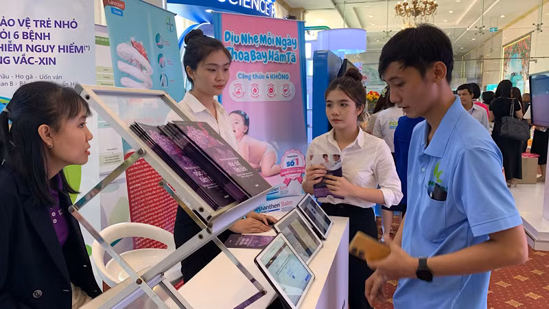 Đại biểu tìm hiểu kỹ thuật mới trong chẩn đoán, điều trị sản khoa tại hội nghị. Đại biểu tìm hiểu kỹ thuật mới trong chẩn đoán, điều trị sản khoa tại hội nghị.
