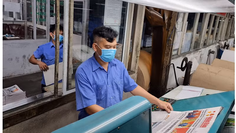 Công nhân Công ty Cổ phần In tổng hợp Cần Thơ kiểm tra bản in các loại báo chí.