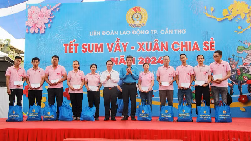 Lãnh đạo Cần Thơ và Tổng Liên đoàn lao động Việt Nam tặng quà cho công nhân tại chương trình.