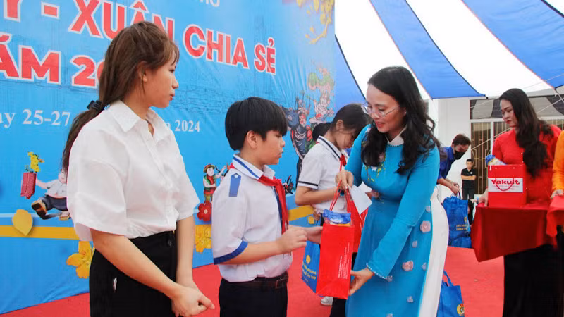 Lãnh đạo Liên đoàn lao động Cần Thơ trao quà cho con công nhân có hoàn cảnh khó khăn. Lãnh đạo Liên đoàn lao động Cần Thơ trao quà cho con công nhân có hoàn cảnh khó khăn.