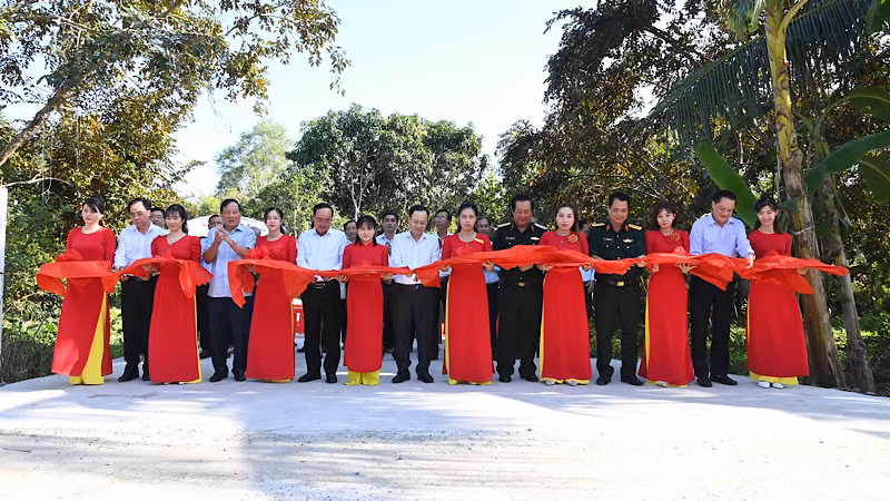 Lãnh đạo Cần Thơ, Bộ Chỉ huy Quân sự thành phố cắt băng khánh thành tuyến giao thông ở xã Nhơn Ái dịp Tết quân dân.