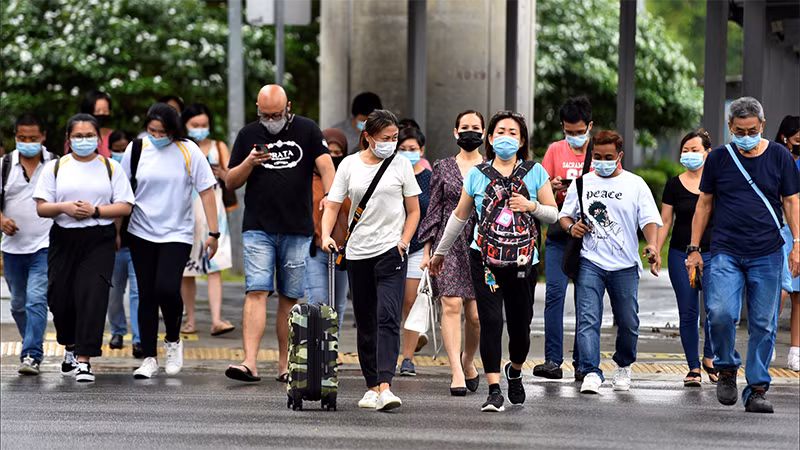 Người dân Singapore đi bộ trên phố ngày 14/5/2021. (Ảnh: REUTERS)