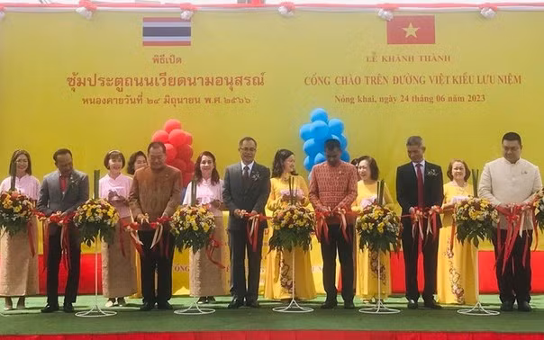 Các đại biểu cắt băng khánh thành Cổng chào Việt Nam trên con đường Việt kiều lưu niệm ở tỉnh Nong Khai. (Nguồn: Đại sứ quán Việt Nam tại Thái Lan)