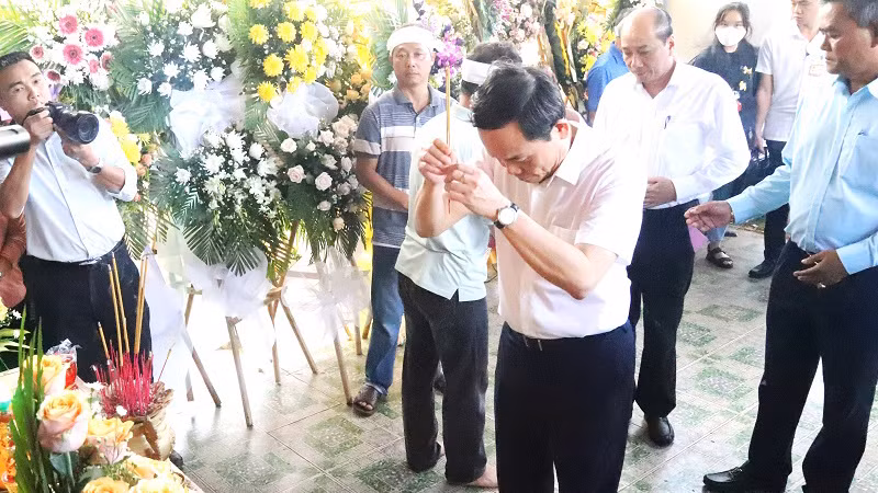 Phó Thủ tướng Trần Lưu Quang thắp hương viếng đồng chí Nguyễn Văn Kiên, Bí thư Đảng ủy, Chủ tịch Hội đồng nhân dân xã Ea Ktur.