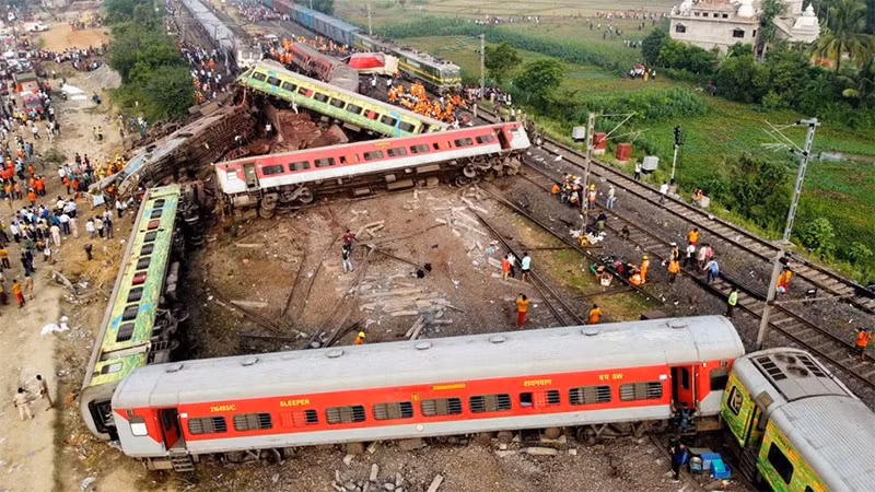 Hai tàu chở khách và 1 tàu chở hàng liên quan vụ tai nạn tại bang Odisha, Ấn Độ, ngày 2/6/2023. (Ảnh: Reuters)