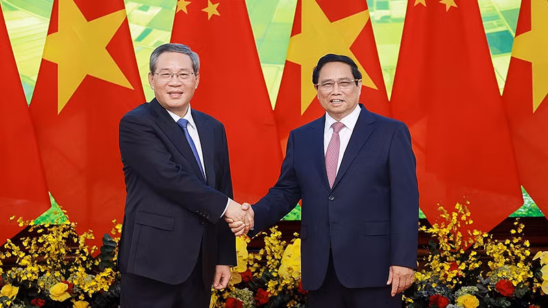 Thủ tướng Phạm Minh Chính hội đàm với Thủ tướng Trung Quốc Lý Cường và chứng kiến Lễ trao văn kiện hợp tác giữa hai nước Việt Nam-Trung Quốc, sáng 13/10/2024, tại Hà Nội. (Ảnh: TTXVN)