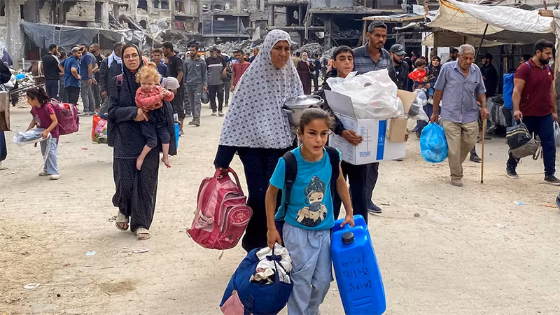 Người Palestine rời khỏi các khu vực ở phía bắc Dải Gaza, ngày 6/10/2024. (Ảnh: Reuters)