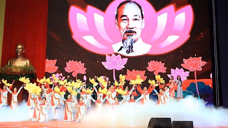Chương trình văn nghệ đặc sắc mở đầu lễ kỷ niệm 70 năm Trường Học sinh miền nam trên đất bắc, 55 năm các thế hệ học sinh miền nam thực hiện di chúc Bác Hồ.