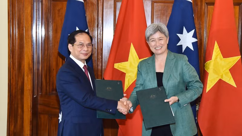 Phó Thủ tướng, Bộ trưởng Ngoại giao Bùi Thanh Sơn và Bộ trưởng Ngoại giao Australia Penny Wong ký kết Chương trình Hành động triển khai quan hệ Đối tác chiến lược toàn diện giai đoạn 2024-2027. (Ảnh: Bộ Ngoại giao Việt Nam)