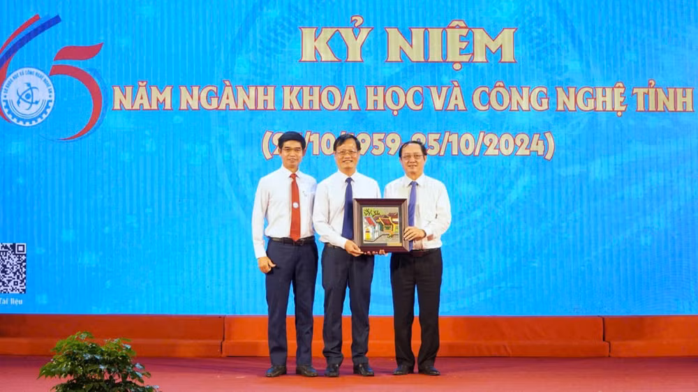 Bộ trưởng Khoa học và Công nghệ Huỳnh Thành Đạt tặng quà cho Sở Khoa học và Công nghệ tỉnh Nghệ An.