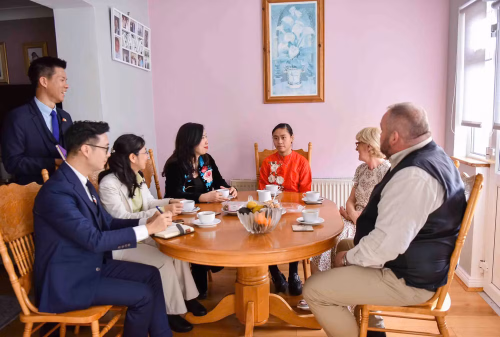 Thứ trưởng Ngoại giao Lê Thị Thu Hằng trò chuyện với gia đình ông bà Eamon McMullen. (Ảnh: Bộ Ngoại giao Việt Nam)