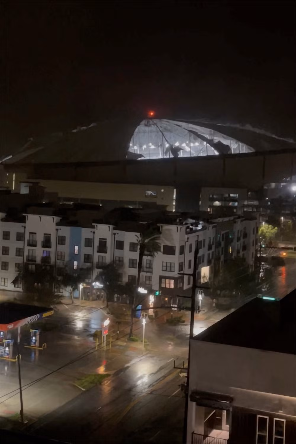 Gió mạnh làm tốc mái sân vận động Tropicana Field tại thành phố St. Petersburg. (Ảnh: Reuters)