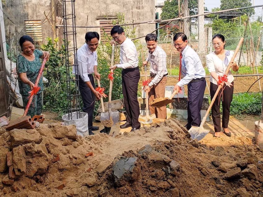 Đồng chí Trần Quang Dũng, Phó Bí thư thường trực Đảng ủy Tập đoàn cùng lãnh đạo địa phương và người dân tham gia động thổ xây dựng nhà đại đoàn kết tại xã Đại Cường, huyện Đại Lộc, tỉnh Quảng Nam. Đồng chí Trần Quang Dũng, Phó Bí thư thường trực Đảng ủy Tập đoàn cùng lãnh đạo địa phương và người dân tham gia động thổ xây dựng nhà đại đoàn kết tại xã Đại Cường, huyện Đại Lộc, tỉnh Quảng Nam.