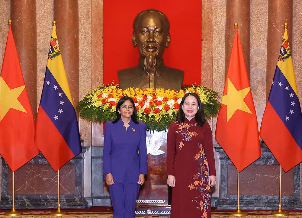 Phó Chủ tịch nước Võ Thị Ánh Xuân và Phó Tổng thống thường trực Cộng hòa Bolivar Venezuela Delcy Rodriguez Gomez chụp ảnh chung. (Ảnh: TTXVN)