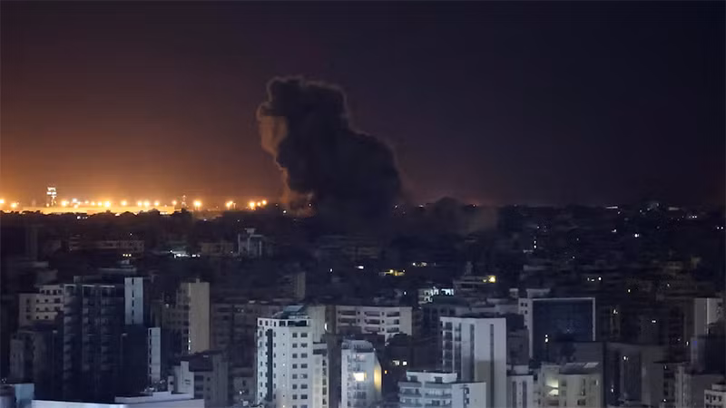 Khói bốc lên từ vùng ngoại ô phía nam thủ đô Beirut, Lebanon, ngày 2/10/2024. (Ảnh: Reuters)