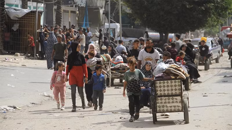 Người Palestine di tản đến trại tị nạn Jabalia, phía bắc Dải Gaza, ngày 6/10/2024. (Ảnh: Tân Hoa xã)