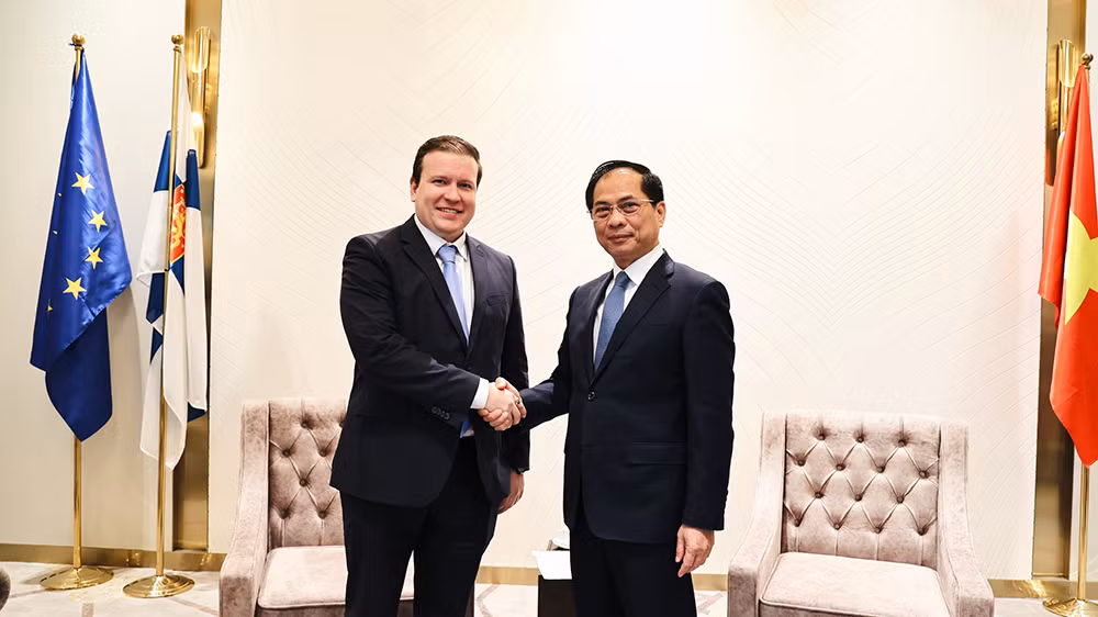 Phó Thủ tướng, Bộ trưởng Ngoại giao Bùi Thanh Sơn tiếp Bộ trưởng Ngoại thương và Phát triển Phần Lan Ville Tapani Tavio. (Ảnh: Bộ Ngoại giao Việt Nam)