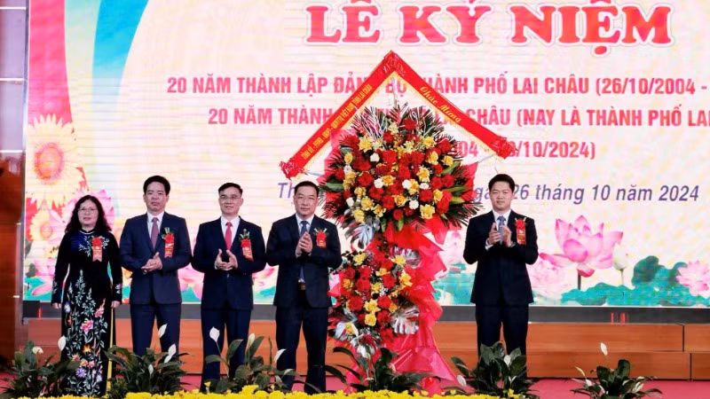 Lãnh đạo tỉnh Lai Châu tặng hoa chúc mừng Đảng bộ thành phố Lai Châu.