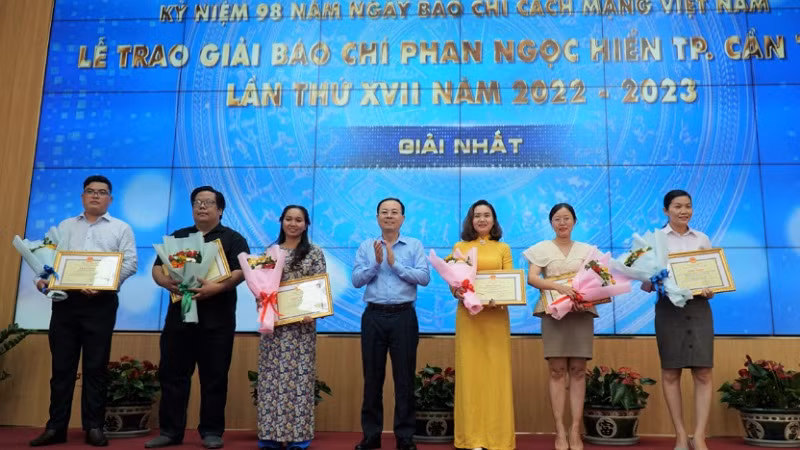 Bí thư Thành ủy Cần Thơ Nguyễn Văn Hiếu trao giải cho các cá nhân đoạt Giải nhất.