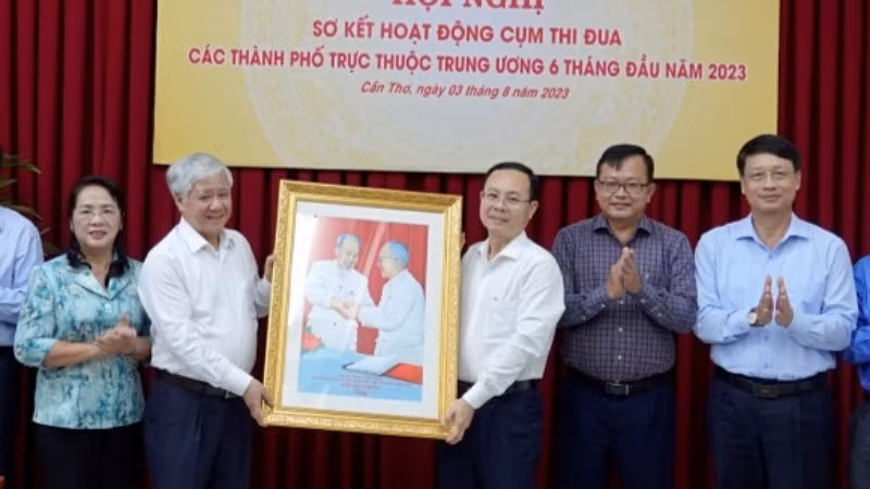 Đồng chí Ðỗ Văn Chiến tặng lãnh đạo thành phố Cần Thơ bức tranh Chủ tịch Hồ Chí Minh và bác Tôn.