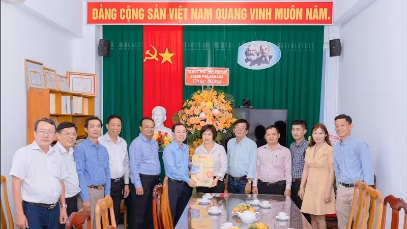 Bí thư Thành ủy Cần Thơ Nguyễn Văn Hiếu và các đại biểu thăm, chúc mừng cán bộ, phóng viên Báo Nhân Dân.