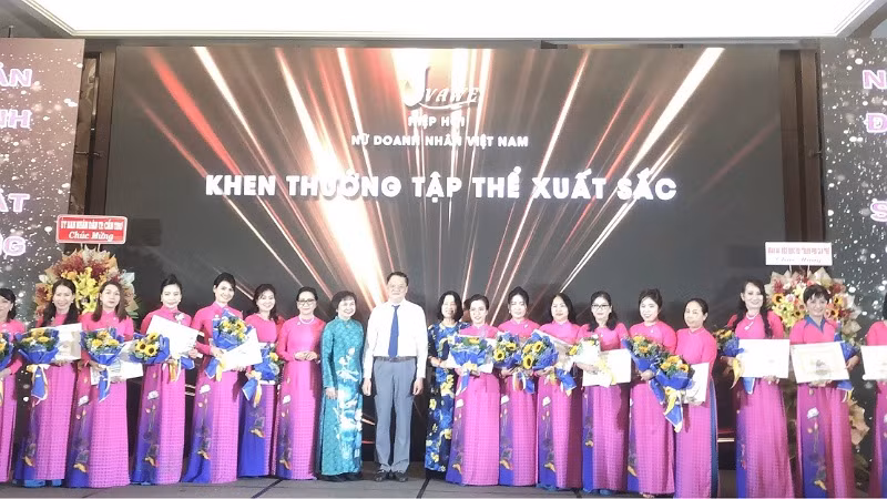 Lãnh đạo thành phố Cần Thơ khen thưởng tập thể Hội Nữ doanh nhân thành phố.