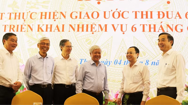 Các đại biểu trao đổi bên lề hội nghị.