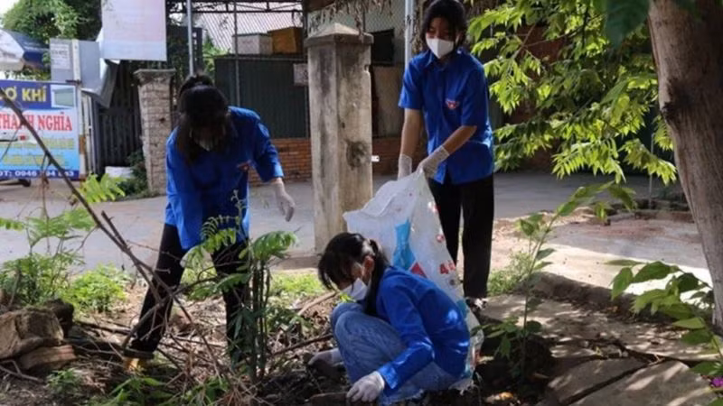 Đoàn viên, thanh niên tham gia dọn dẹp môi trường, phòng, chống dịch bệnh. 