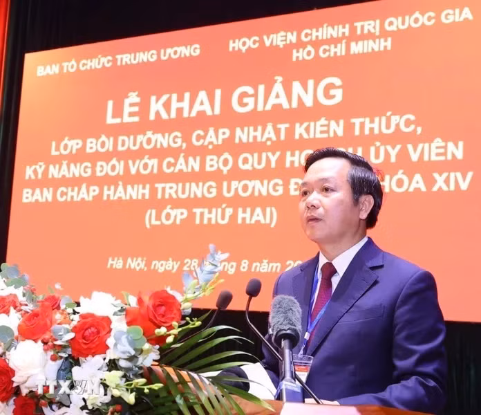 Đồng chí Phạm Quang Ngọc, Phó Bí thư Tỉnh ủy, Chủ tịch Ủy ban Nhân dân tỉnh Ninh Bình, Lớp trưởng Lớp Bồi dưỡng phát biểu. (Ảnh: Văn Điệp/TTXVN)