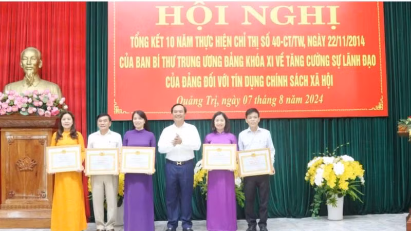 Phó Bí thư Tỉnh ủy, Chủ tịch Ủy ban nhân dân tỉnh Quảng Trị Võ Văn Hưng trao Bằng khen của Ban Thường vụ Tỉnh ủy cho 5 tập thể có nhiều thành tích trong công tác tổ chức thực hiện Chỉ thị 40.