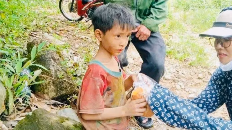 Cháu L được tìm thấy trong trạng thái khỏe mạnh. (Ảnh do người dân cung cấp)
