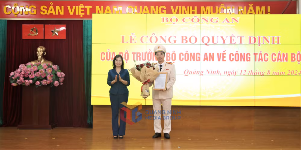 Đồng chí Trịnh Thị Minh Thanh, Phó Bí thư Thường trực Tỉnh ủy, trao quyết định của Ban thường vụ Tỉnh ủy Quảng Ninh, chỉ định Đại tá Trần Văn Phúc, Giám đốc Công an tỉnh, tham gia Ban Chấp hành, Ban Thường vụ và giữ chức vụ Bí thư Đảng ủy Công an tỉnh Quảng Ninh nhiệm kỳ 2020-2025. Đồng chí Trịnh Thị Minh Thanh, Phó Bí thư Thường trực Tỉnh ủy, trao quyết định của Ban thường vụ Tỉnh ủy Quảng Ninh, chỉ định Đại tá Trần Văn Phúc, Giám đốc Công an tỉnh, tham gia Ban Chấp hành, Ban Thường vụ và giữ chức vụ Bí thư Đảng ủy Công an tỉnh Quảng Ninh nhiệm kỳ 2020-2025.