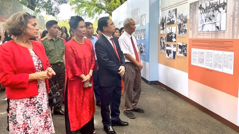 Các đại biểu và công chúng tham quan Triển lãm “55 năm ngày Bác đi xa, 55 năm bảo tồn và phát huy giá trị Khu Di tích Chủ tịch Hồ Chí Minh tại Phủ Chủ tịch (1969-2024)". (Ảnh: TRANG ANH)