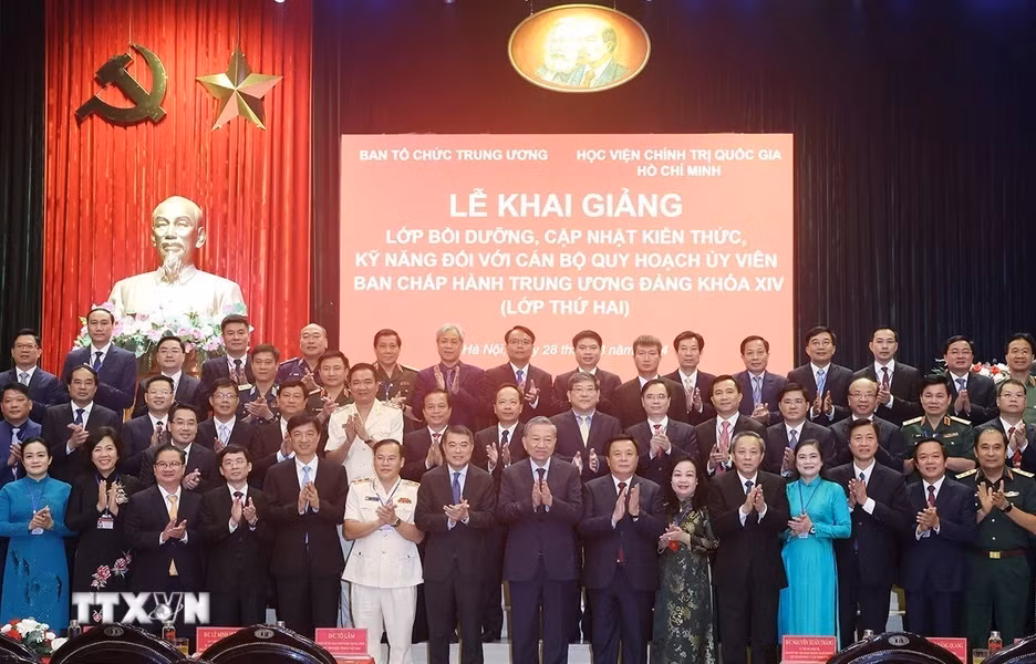 Tổng Bí thư, Chủ tịch nước Tô Lâm và đại biểu chụp ảnh chung với các cán bộ Lớp bồi dưỡng, cập nhật kiến thức, kỹ năng đối với cán bộ quy hoạch Ủy viên Trung ương Đảng khóa XIV (Lớp thứ hai). (Ảnh: Trí Dũng/TTXVN)