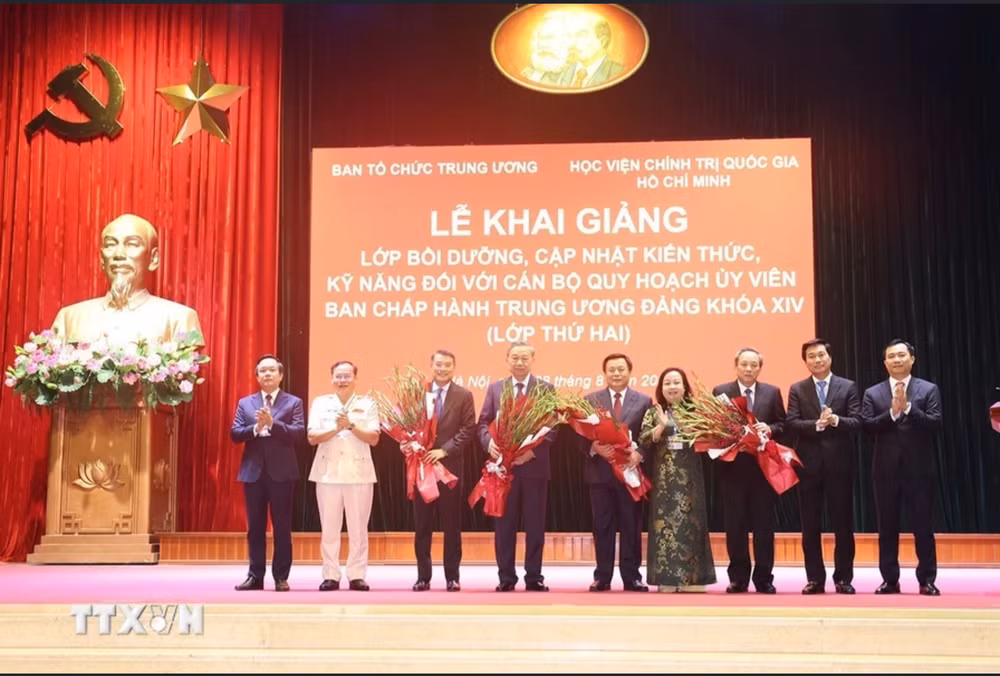 Đại diện Lớp tặng hoa chúc mừng Tổng Bí thư, Chủ tịch nước Tô Lâm và các đồng chí lãnh đạo Đảng, Nhà nước. (Ảnh: Trí Dũng/TTXVN)