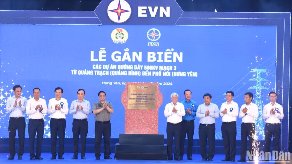 Thủ tướng Phạm Minh Chính và các đồng chí lãnh đạo thực hiện nghi thức gắn biển công trình các Dự án Đường dây 500kV mạch 3.