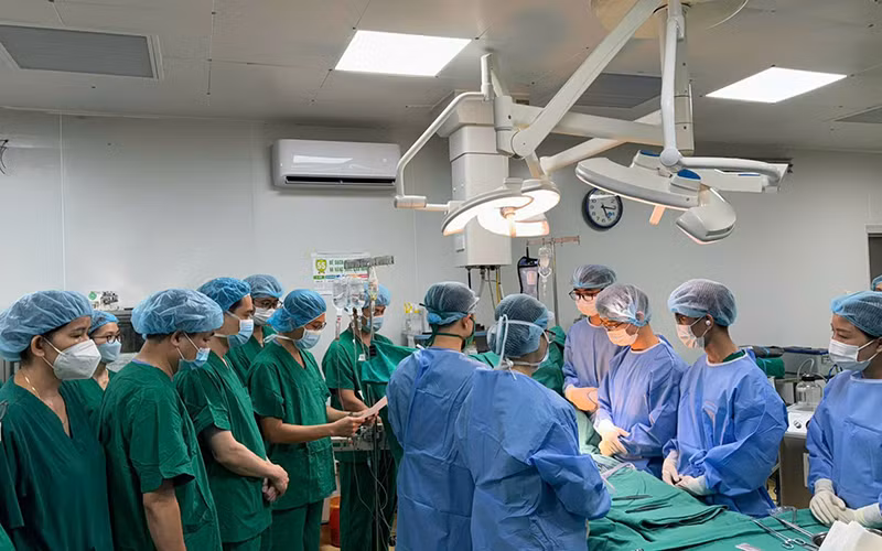 Các bác sĩ Bệnh viện đa khoa Xanh Pôn chuẩn bị thực hiện ca lấy, ghép tạng.