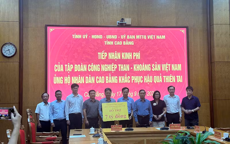 Đại diện lãnh đạo TKV trao hỗ trợ nhân dân Cao Bằng khắc phục thiên tai.