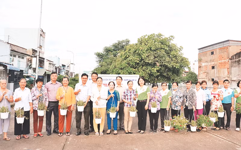 Người dân Quận 8 chung tay thực hiện các công trình xanh bảo vệ môi trường. 