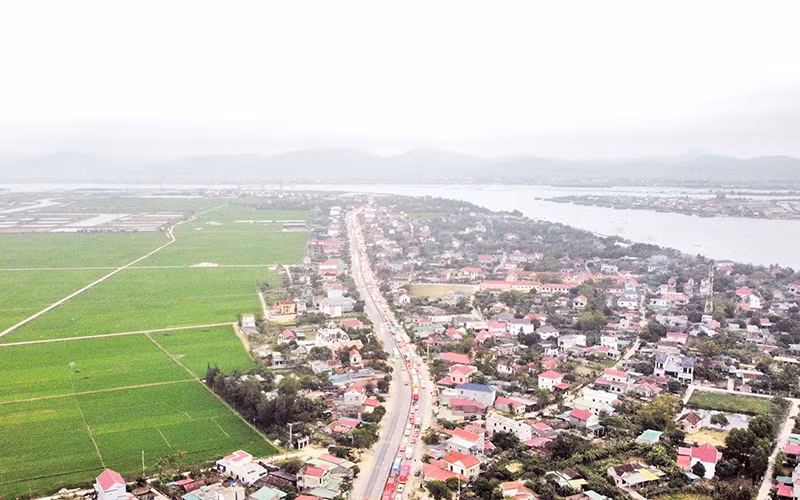 Ô-tô xếp thành hàng dài do ùn tắc tại Quốc lộ 1A đoạn qua cầu Gianh trong dịp Tết Nguyên đán 2024.