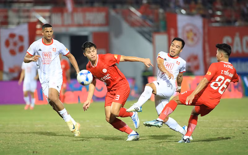 Hải Phòng (áo trắng) để thua Thể Công Viettel 2-3 trên sân nhà.