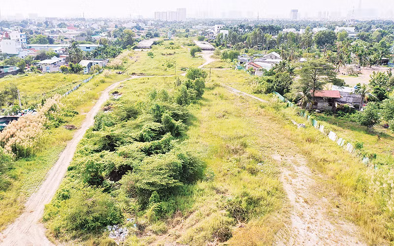 Đường vành đai 2, đoạn đi qua thành phố Thủ Đức chưa giải phóng được mặt bằng. 