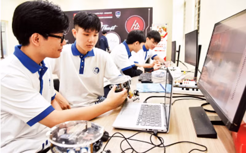Sinh viên Đại học Quốc gia Hà Nội nghiên cứu và chế tạo các sản phẩm khoa học và công nghệ. Ảnh: Trần Hải Sinh viên Đại học Quốc gia Hà Nội nghiên cứu và chế tạo các sản phẩm khoa học và công nghệ. Ảnh: Trần Hải