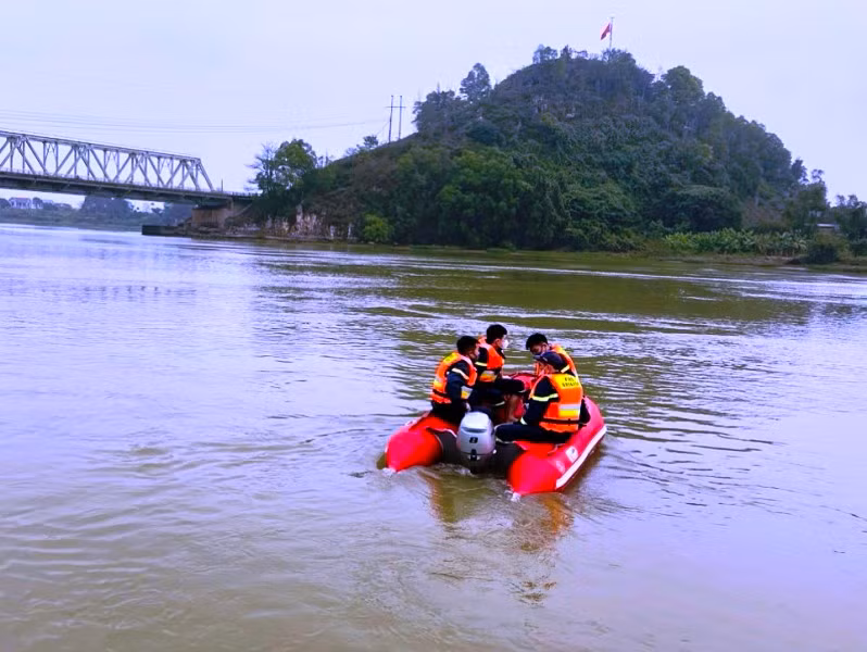Lực lượng chức năng tìm kiếm nạn nhân trên sông Mã.