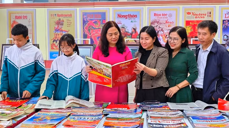 Cán bộ, học sinh đọc báo Xuân Giáp Thìn. Cán bộ, học sinh đọc báo Xuân Giáp Thìn.