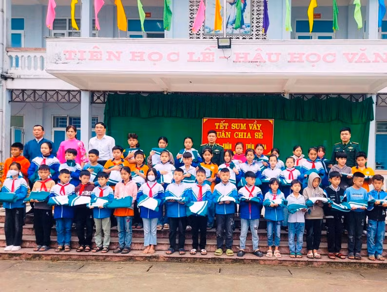 Bộ đội Biên phòng trao tặng áo phao cho học sinh tiểu học ở Hoằng Trường. Bộ đội Biên phòng trao tặng áo phao cho học sinh tiểu học ở Hoằng Trường.