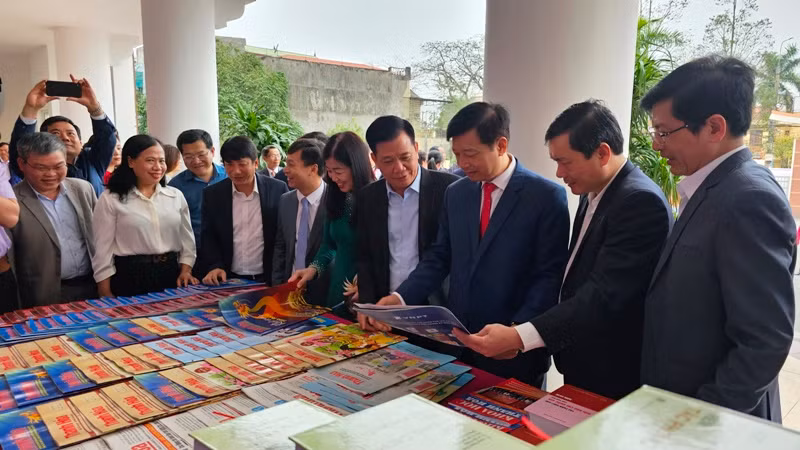 Đại diện các ngành, địa phương với các ấn phẩm báo, sách. Đại diện các ngành, địa phương với các ấn phẩm báo, sách.