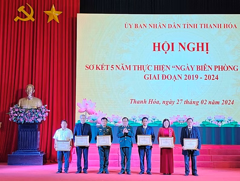 Lãnh đạo Bộ đội Biên phòng Việt Nam trao tặng Bằng khen cho các tập thể, cá nhân có thành tích xuất sắc.